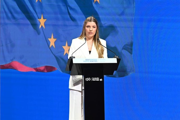La Infanta Sofía interviene durante la entrega de las ayudas 'Docentes Referentes' de la Fundación Ibercaja, en el Monasterio de Cogullada. Ha sido su primer discurso oficial.