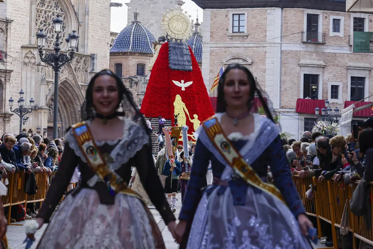 Ofrenda floral a la Virgen de los Desamparados