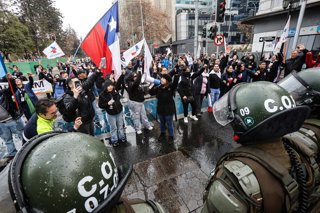 Santiago, 8 de julio de 2026.  Incidentes en manifestacion de Confusam frente al Palacio La Moneda, corte de calle  teatinos con Alameda y trabajo de Cop de Carabineros con carro Lanza Agua  Diego Martin/Aton ChileM