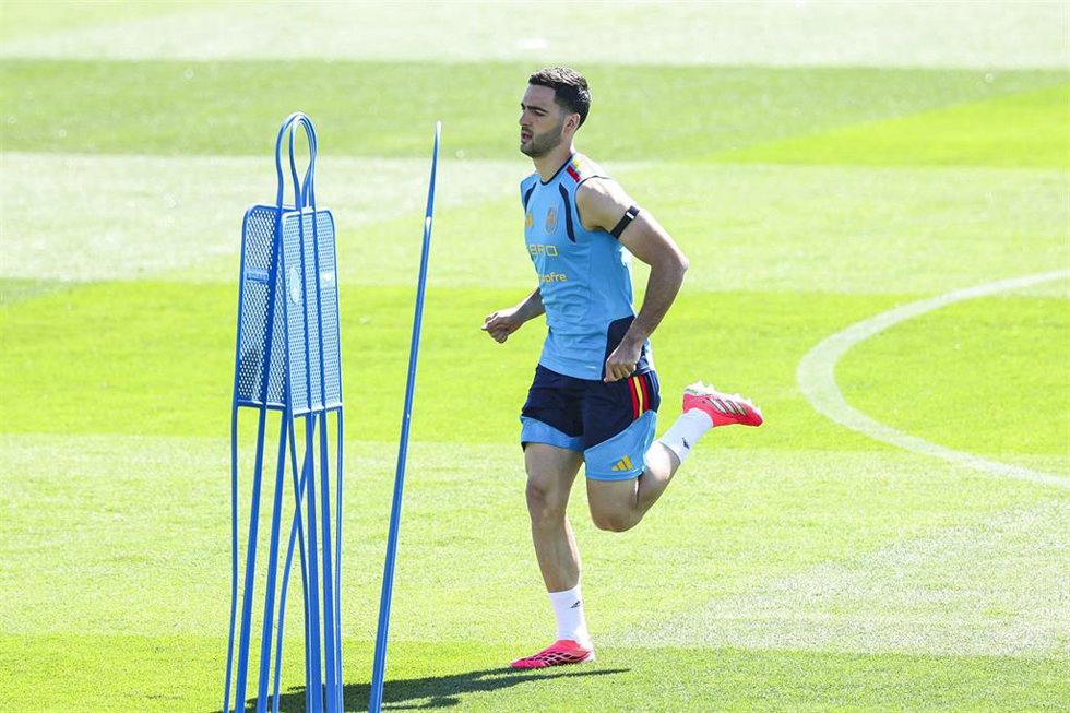 Archivo - Mikel Merino durante un entrenamiento de la selección española