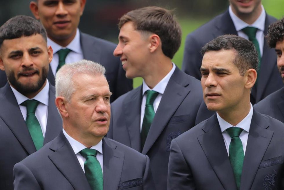 Rafael Márquez al lado de Javier Aguirre en un acto de la selección mexicana previo al Mundial 2026