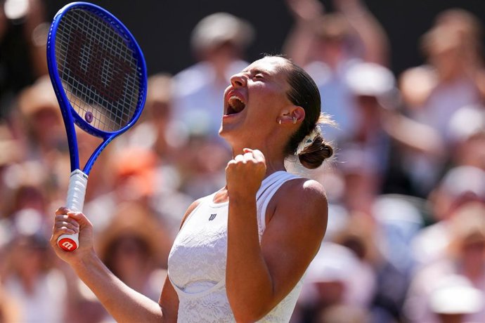 La tenista ucraniana Marta Kostyuk celebra su victoria en los cuartos de final de Wimbledon 2026