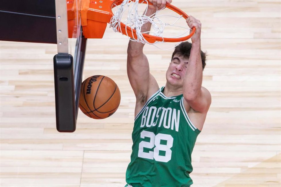 Archivo - Hugo González durante un partido con los Boston Celtics en la temporada 25-26 de la NBA