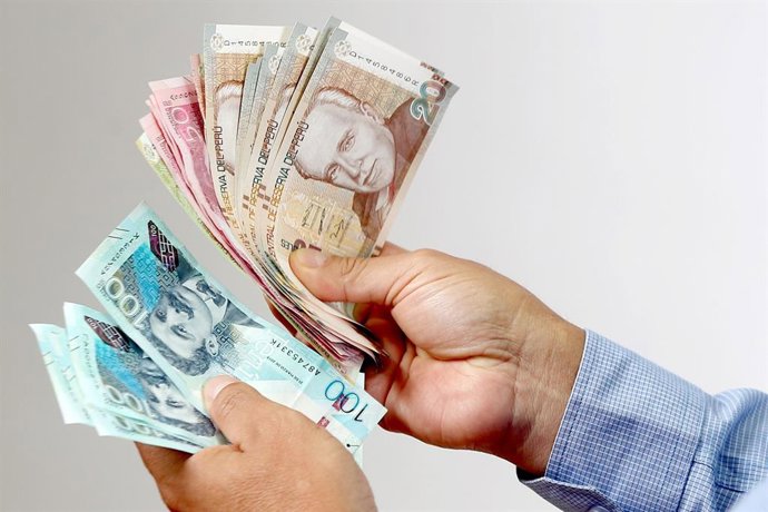 Archivo - Soles, dinero, cambio, efectivo, bonificación, pago, pagar, bono, plata, vuelto, billetes.