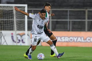 Futbol, Palestino vs Deportes Limache. Fecha 9, Liga de Primera 2026. El jugador de Palestino Nelson Da Silva, derecha, disputa el balon contra Cesar Pinares de Deportes Limache durante el partido de primera division disputado en el estadio Municipal de