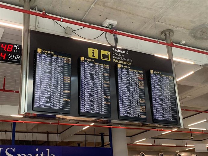 Archivo - Panel de vuelos del aeropuerto de Palma con numerosos retrasos en una imagen de archivo