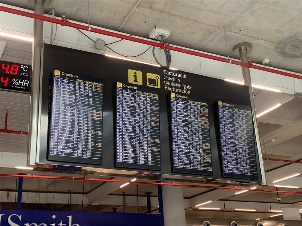 Archivo - Panel de vuelos del aeropuerto de Palma con numerosos retrasos en una imagen de archivo