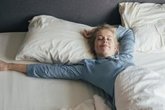 Foto: Del laboratorio a la almohada: un parche flexible mide la dinámica del agua cerebral y las fases del sueño