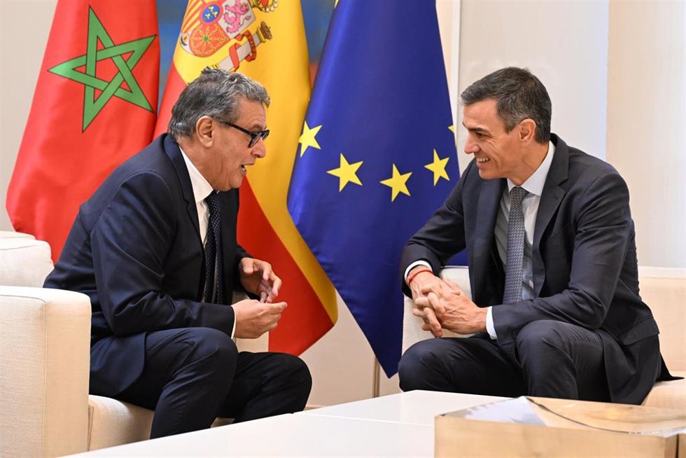 Archivo - El presidente del Gobierno, Pedro Sánchez (d), y el primer ministro de Marruecos, Aziz Akhannouch (i), durante una reunión, en el Palacio de la Moncloa, a 4 de diciembre de 2025, en Madrid (España).