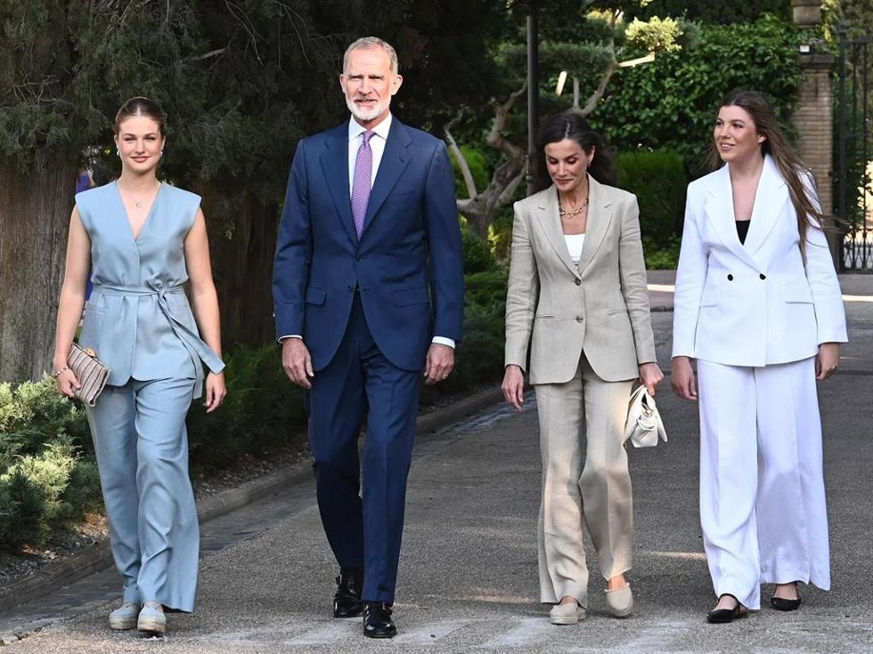 La Familia Real a su llegada al Monasterio de Cogullada (Zaragoza) para arropar a la Infanta Sofía en su primer discurso oficial