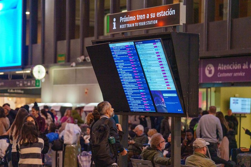 Archivo - Viajeros en el vestíbulo de la estación de trenes de Santa Justa de Sevilla esperando la salida de su tren.