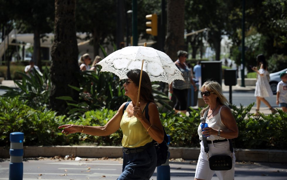 Vecinos y visitantes de Málaga bajo los efectos de la segunda ola de calor. A 6 de julio de 2026 en Málaga (Andalucía, España).