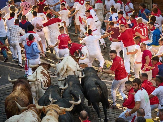 Tercer encierro de los Sanfermines de 2026 con toros de la ganadería Victoriano del Río.