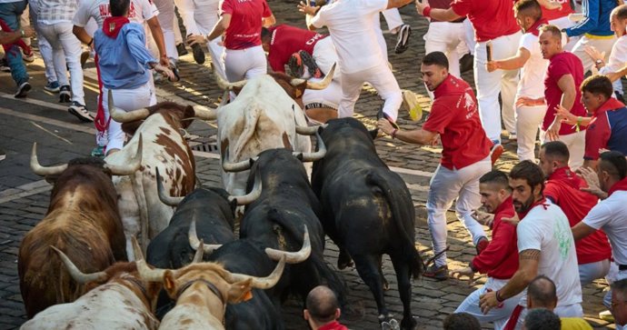 Tercer encierro de los Sanfermines de 2026 con toros de la ganadería Victoriano del Río.