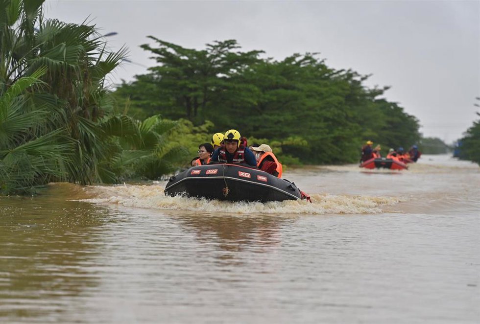 Rescate de personas atrapadas por las inundaciones en Guigang, en la Región Autónoma de Guangxi, a causa de las lluvias causadas por el paso del tifón 'Maysak' (archivo)