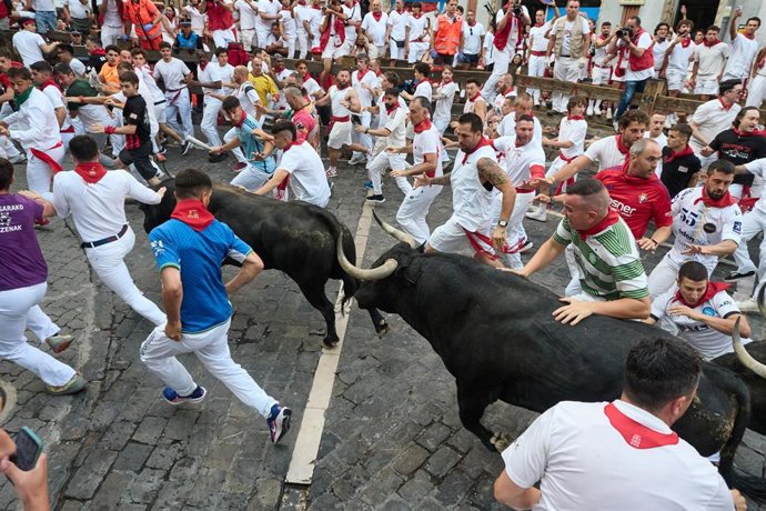 Segundo encierro de los Sanfermines de 2026, a 8 de julio de 2026, en Pamplona, Navarra (España). Al igual que en las dos últimas ediciones, los toros de Cebada Gago protagonizan el segundo encierro de las fiestas de San Fermín.
