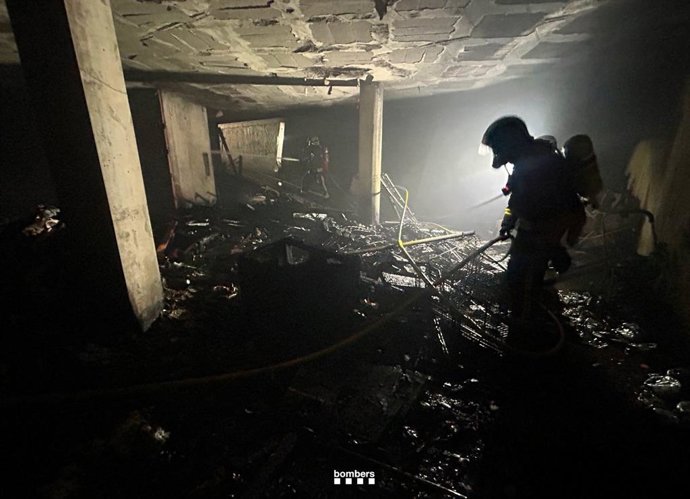 Incendi en un edifici en construcció del carrer Aprestadora de l'Hospitalet de Llobregat (Barcelona) aquest dijous
