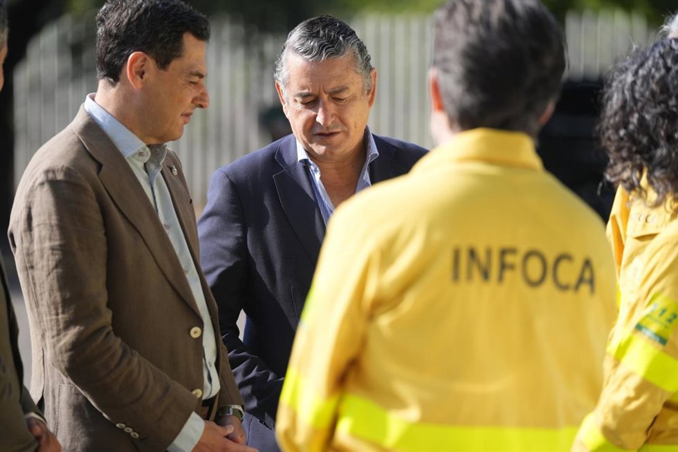 El presidente en funciones de la Junta de Andalucía, Juanma Moreno (i), junto al consejero en funciones de Sanidad, Presidencia y Emergencias, Antonio Sanz (c), supervisa el equipamiento expuesto del Plan Infoca 2026, antes de su presentación oficial.  