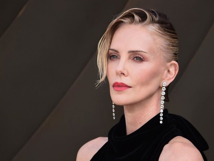 Charlize Theron desafía la lógica a sus 50 años con su look en París: shorts lenceros, blusa fluida y blazer marcada