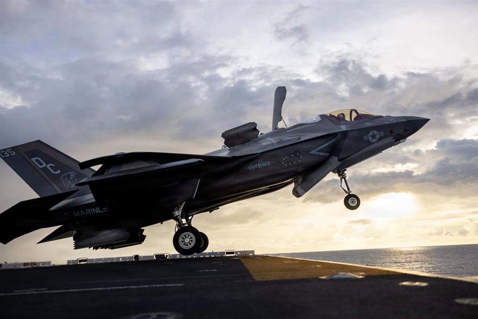 Archivo - Un avión 'F-35B Lightning II' de Estados Unidos despega del 'USS Boxer' (archivo)