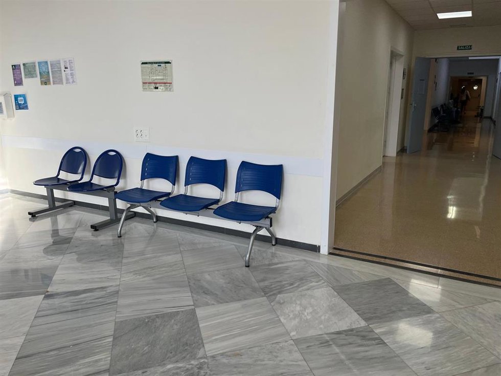 Archivo - Sala de espera de un centro de salud en Almería.