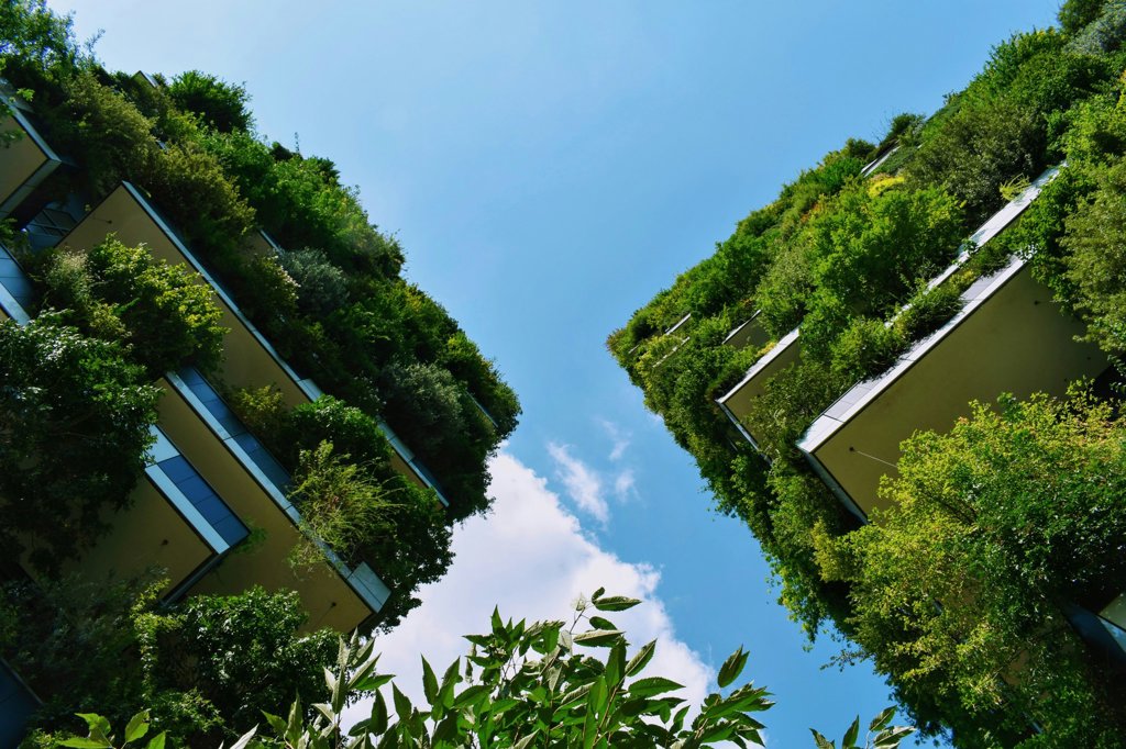 Bosques verticales en edificios urbanos, más espacios verdes en la ciudad.