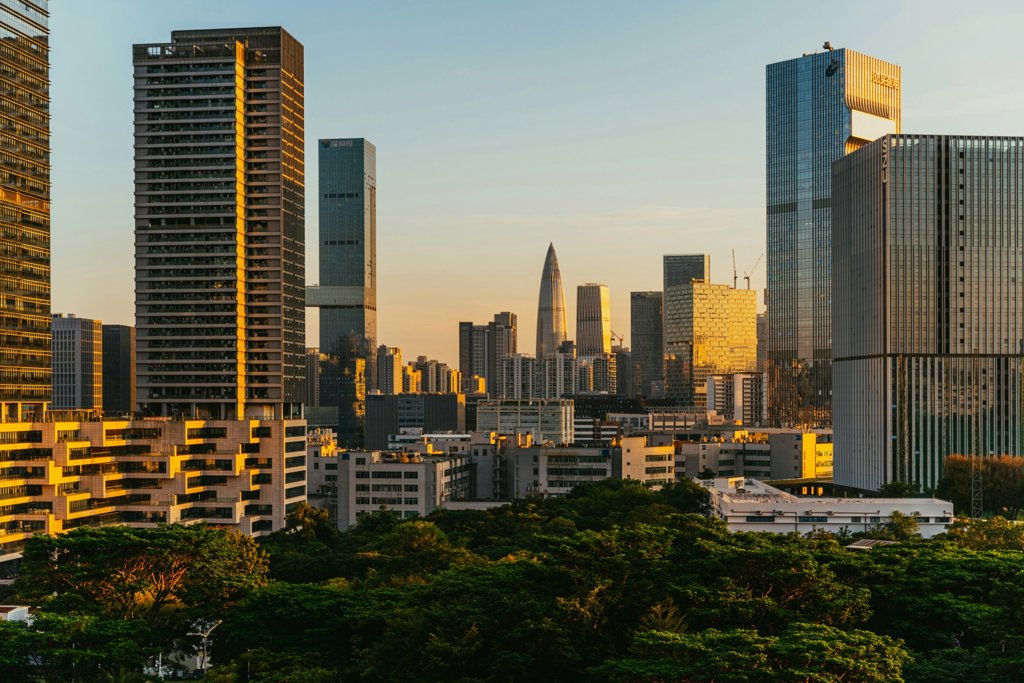 Skyline de rascacielos al atardecer, la ciudad del futuro.