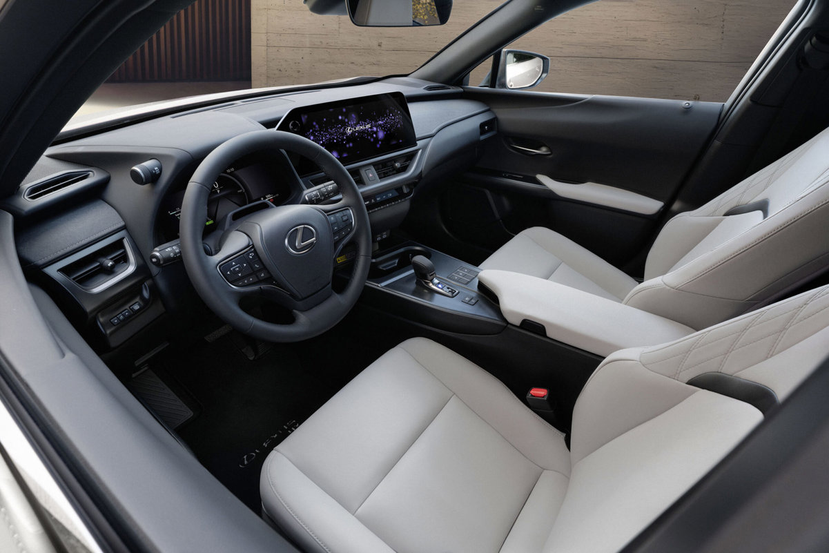 Interior del Lexus UX 300h, con tapicería clara y tecnología a bordo.