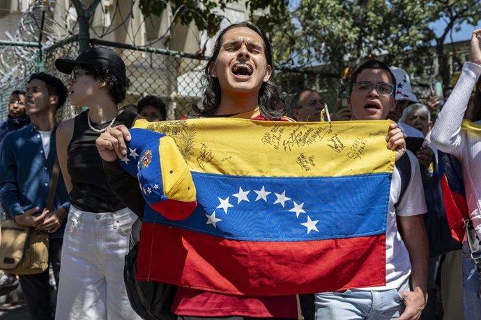 Archivo - Marcha de estudiantes en Venezuela pidiendo la liberación de presos políticos. 