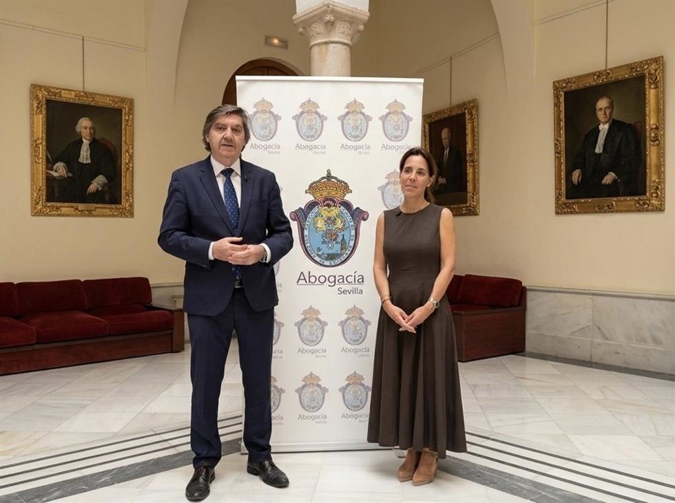 El decano del Ilustre Colegio de Abogados de Sevilla, Óscar Fernández León, junto a la decana del Ilustre Colegio de Procuradores de Sevilla, María Teresa Rodríguez Linares.