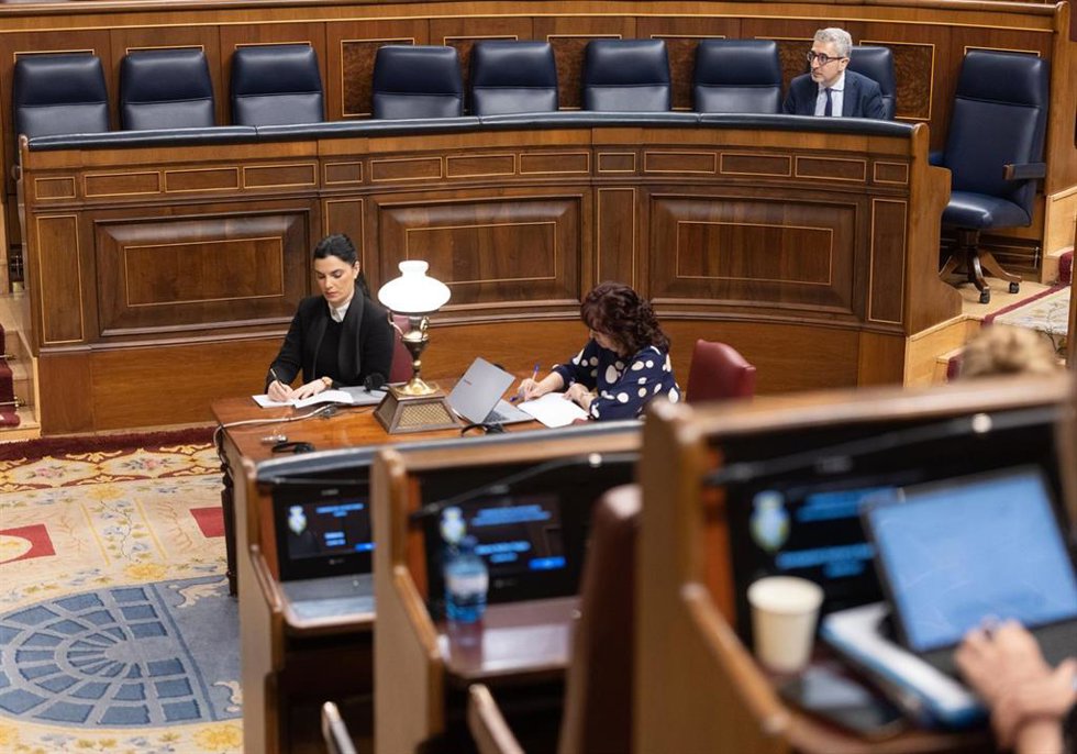Archivo - El ministro de Hacienda, Arcadi España, durante un pleno en el Congreso de los Diputados, a 15 de abril de 2026, en Madrid (España). 