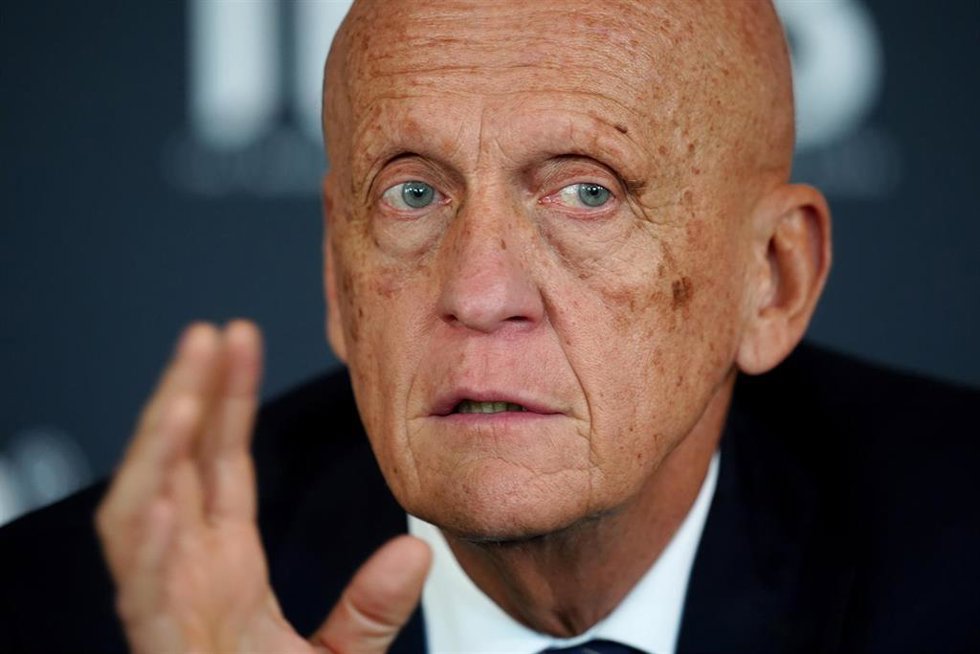 Archivo - El director de Arbitraje de la FIFA, Pierluigi Collina, durante una reunión de la International Football Association Board.