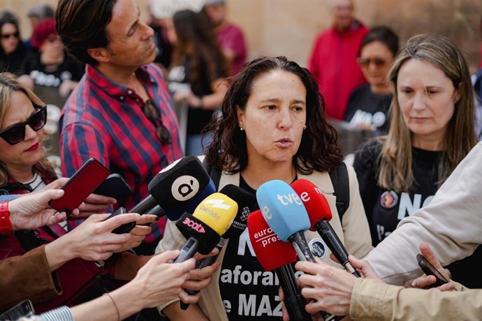 Archivo - La presidenta de la Asociación Víctimas de la dana, Mariló Gradolí, ofrece declaraciones a la prensa, durante una concentración ante Les Corts Valencianes