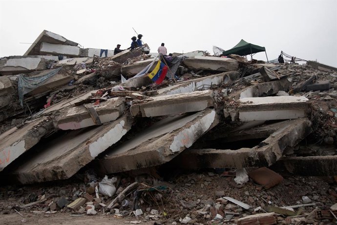 5 de julho de 2026, Caraballeda, Venezuela (República Bolivariana da: NOTA DO EDITOR: Estas imagens contêm conteúdo explícito, incluindo vítimas falecidas. Recomenda-se discrição ao espectador. CARABALLEDA, LA GUAIRA, VENEZUELA — 5 DE JULHO DE 2026: Equip