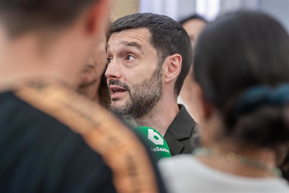El ministro de Derechos Sociales, Consumo y Agenda 2030, Pablo Bustinduy, durante una reunión con representantes de la Fundación CERMI Mujeres, a 1 de julio de 2026, en Madrid (España). 