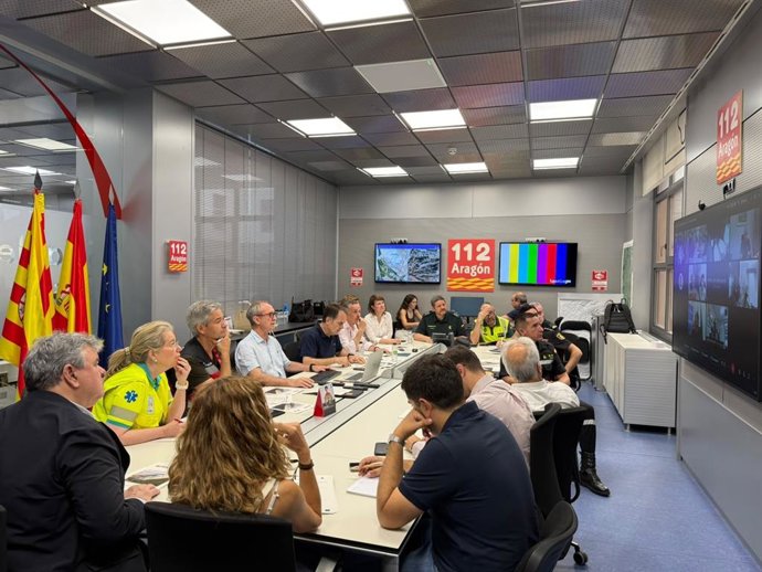 Operativo de extinción trabajando en el flanco derecho del incendio en Castillonroy para evitar que el perímetro crezca hacia Albelda