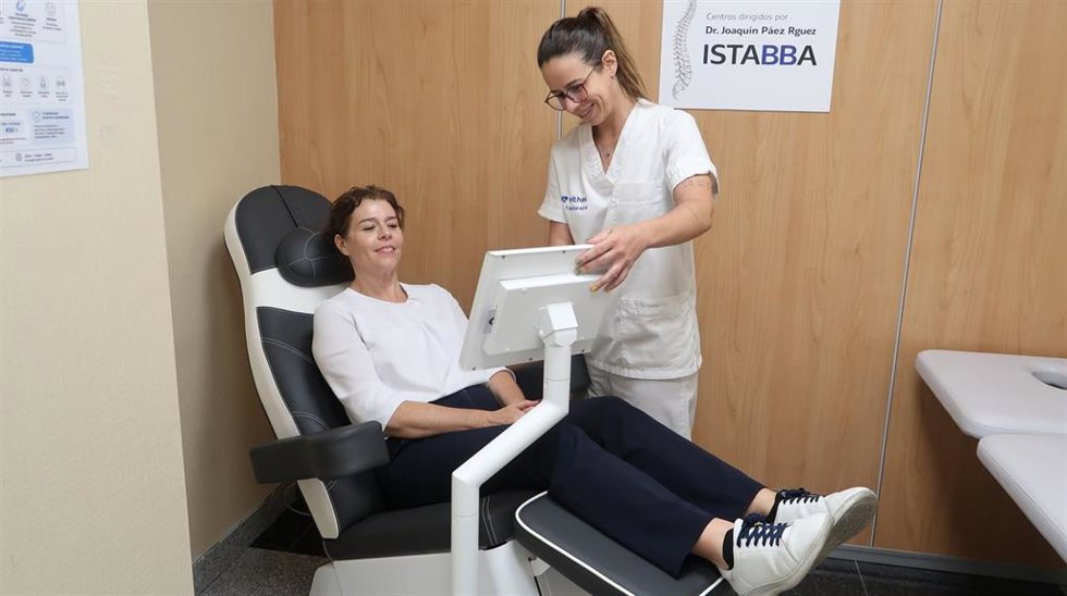 Paciente de Vithas Sevilla en la silla de tratamiento para el suelo pélvico.