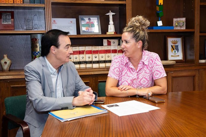 La diputada de Políticas Sociales, Sheila Martín, y el presidente de la Asociación para la Atención y la Inclusión Social de las Personas con Discapacidad de Extremadura (APAMEX), Jesús Gumiel
