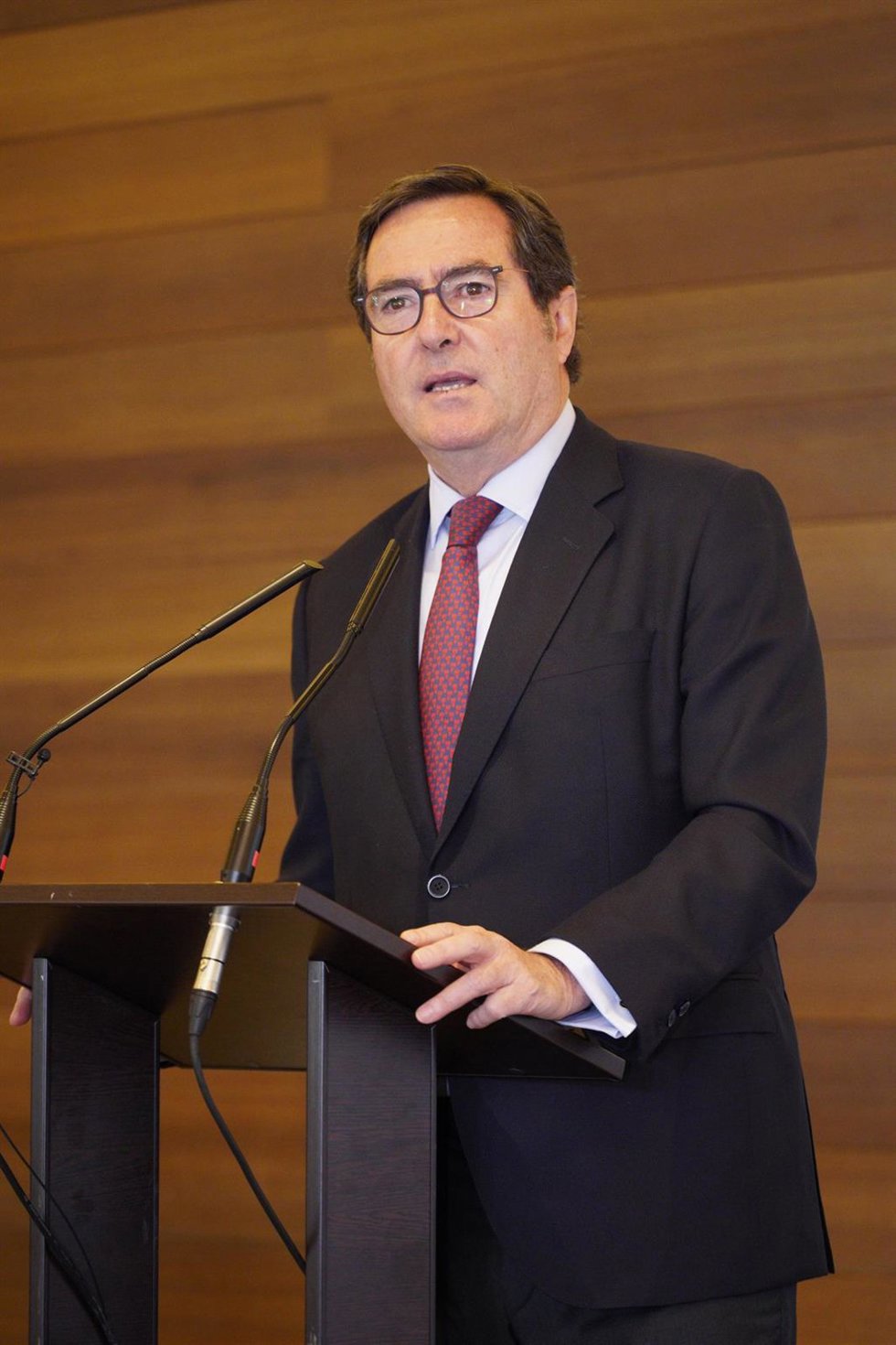 Archivo - El presidente de CEOE, Antonio Garamendi, interviene durante la conferencia en Logroño