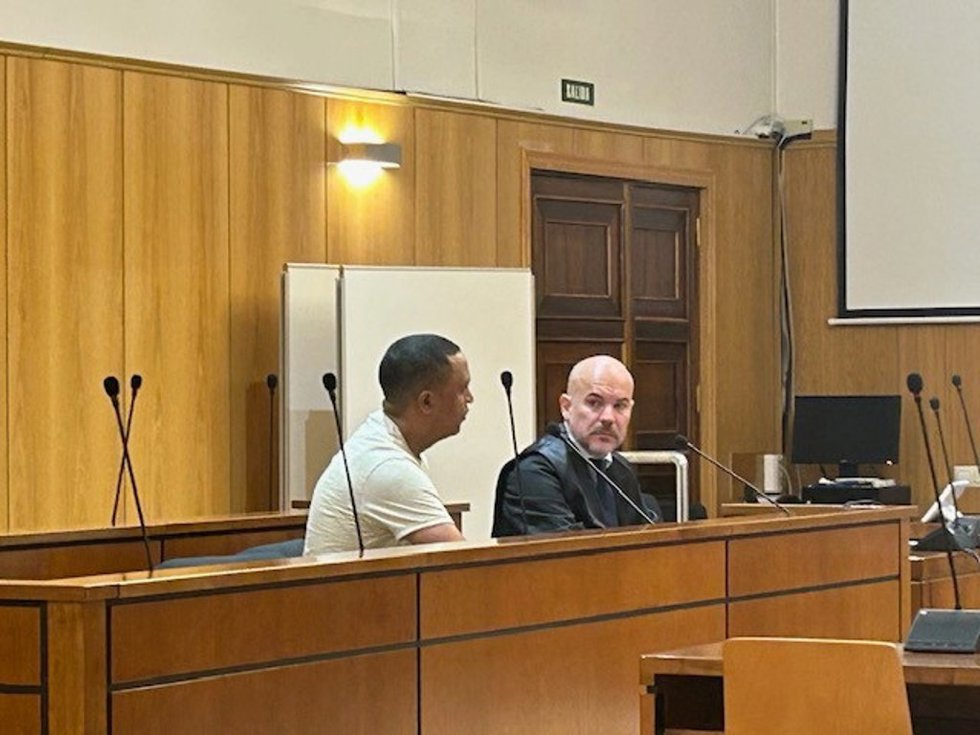 El 'narco' confeso junto a su abogado durante la vista de conformidad celebrada este jueves en la Audiencia de Valladolid.
