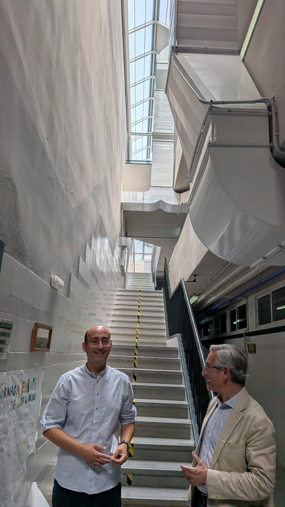 El delegado territorial de Desarrollo Educativo y Formación Profesional y de Universidad, Investigación e Innovación en Sevilla, Miguel Ángel Araúz, en una visita el IES Maestro Diego Llorente, en Los Palacios y Villafranca (Sevilla).