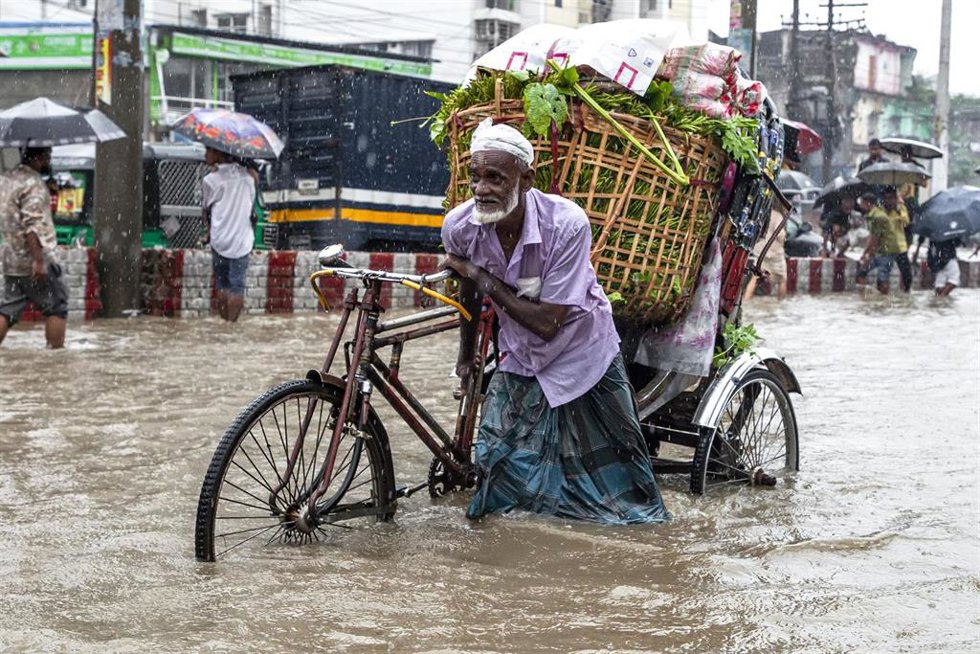 Archivo - Imagen de archivo de las fuertes lluvias en Bangladesh.