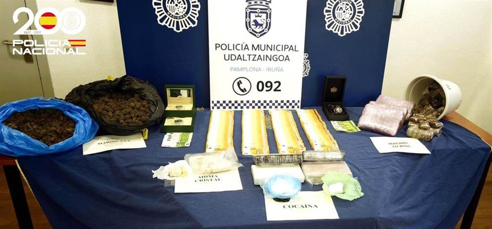 Dinero, drogas y relojes requisados en el marco de la 'Operación Silver'.