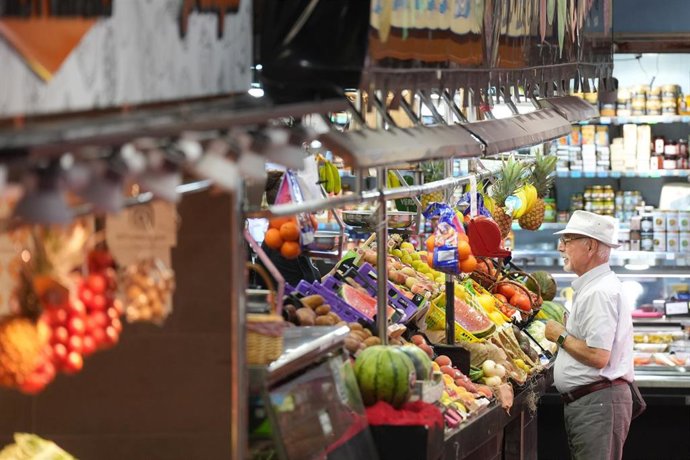 Archivo - Interior del Mercado de l'Estrella en Barcelona