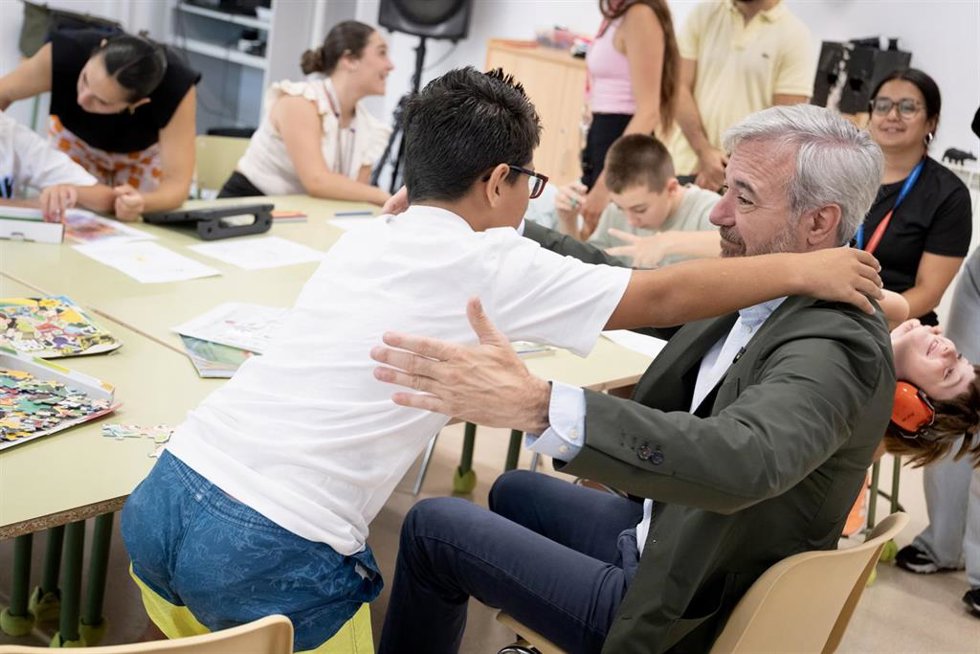 El presidente Azcón, en su visita al CPEE Jean Piaget de Zaragoza.