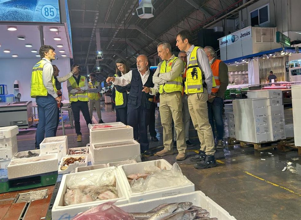 El consejero de Medio Ambiente, Agricultura e Interior, Carlos Novillo, durante su visita en Mercamadrid