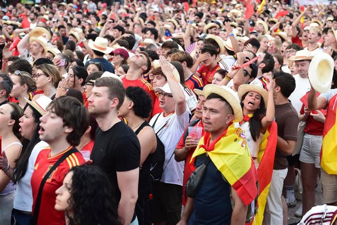 Decenas de aficionados de la Selección Española durante el partido del Mundial de fútbol 2026 entre España y Portugal, en el evento de la Plaza Selección en la Plaza de Colón.