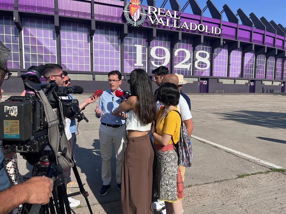 El portavoz del Grupo Municipal Socialista, Pedro Herrero, atiende a los medios de comunicación junto al Estadio José Zorrilla.