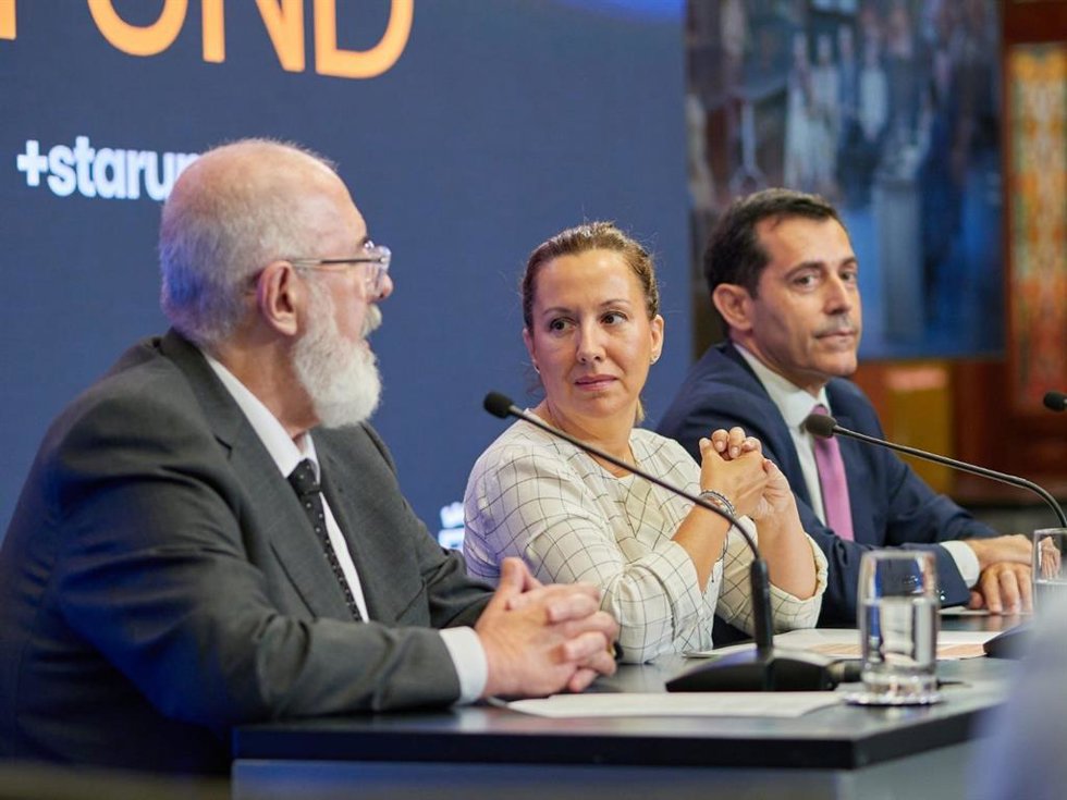 El presidente de CEOE-Tenerife, Pedro Alfonso, la presidenta del Cabildo de Tenerife, Rosa Dávila y el consejero de Innovación, Juan José Martínez, en la presentación de 'Tenerife Accelera Fund'