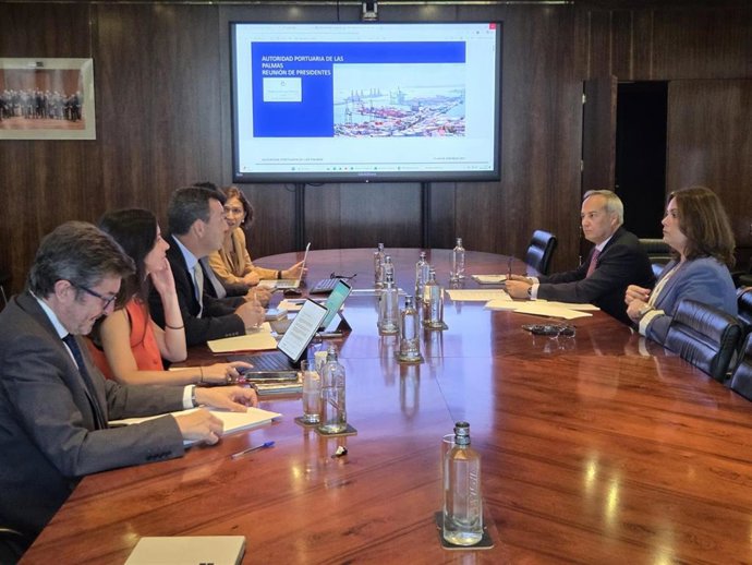 Beatriz Calzada, Francisco Trujillo (dcha) y Gustavo Santana (izq) durante la reunión del Plan de Empresa 2027 de la Autoridad Portuaria de Las Palmas